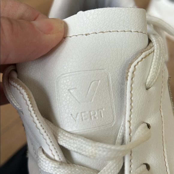 VEJA / VERT White & Gray Sustainable Sneakers - Picture 7 of 11